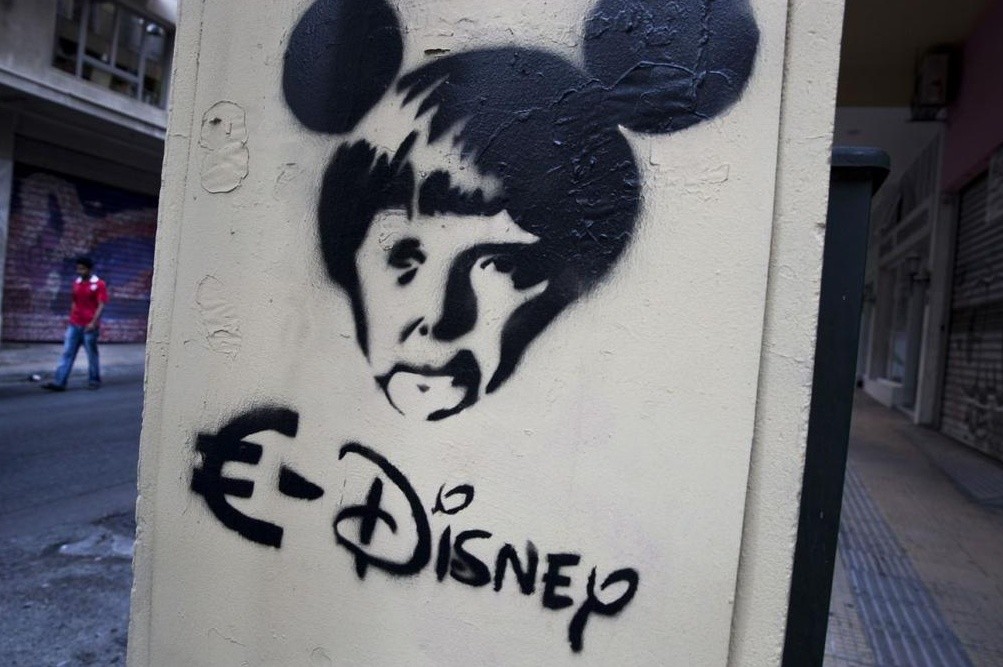 "Mort de l'euro" par Goin, street artiste français, à Athènes