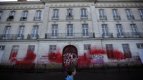 La façade du tribunal administratif de Nantes recouverte par les grafitis des zadistes en 2014