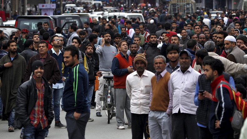 Des habitants de la ville de Srinagar, dans le nord de l’Inde, sortent dans les rues après avoir ressenti les secousses