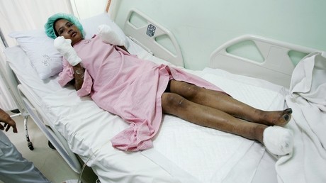 Une femme de ménage indonésienne sur son lit d'hôpital après avoir été torturée en 2005
