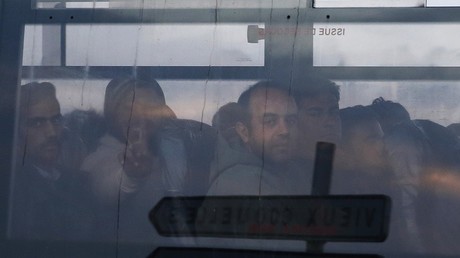 Des réfugiés dans un bus.