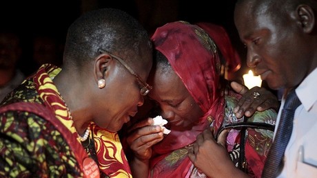 La mère d'une victime de Boko Haram trouve du réconfort auprès d'une militante du mouvement "Bring back our girls"