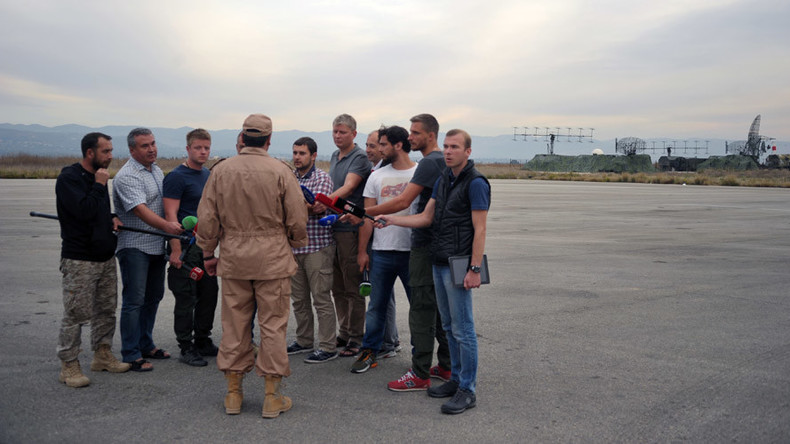 Le copilote du SU-24 interrogé par les journalistes