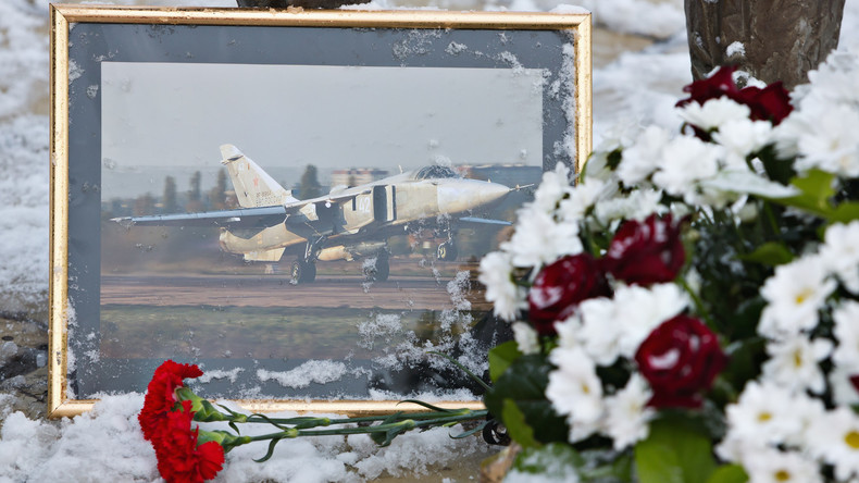 Des fleurs en hommage au pilote mort suite au crash du SU-24 abattu par la Turquie