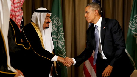 Le président américain Barack Obama salue le roi de l’Arabie Saoudite Salman suite à leur rencontre lors du sommet G20 au Regnum Carya à Antalya en Turquie, le 15 novembre 2015