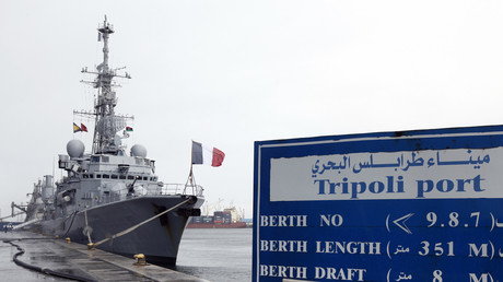Un navire de guerre français, Jean De Vienne, à quai au port de Tripoli en 2012