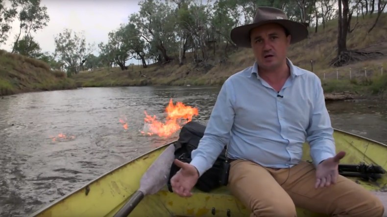 Pour prouver la nocivité de la fracturation hydraulique, un élu australien met le feu à une rivière