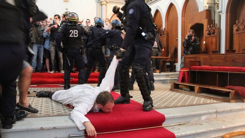 Évacuation d'une église en France un prêtre jeté au sol par des CRS 57a1a3b6c36188ff048b46d2