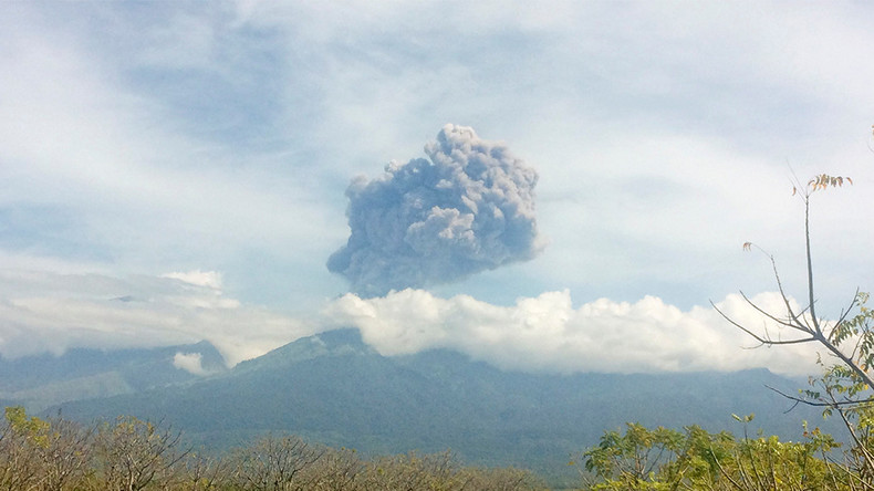 Eruption du mont Barujari en Indonésie : près de 400 touristes manquent à l'appel (VIDEOS)