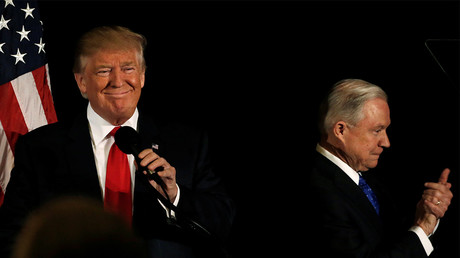 Donald Trump en campagne le 3 novembre 2016 avec Jeff Sessions, désigné comme futur ministre de la Justice, photo ©Mike Segar/Reuters