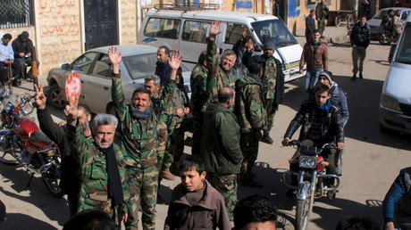 Des combattants de l'armée syrienne célèbrent la victoire dans un quartier du nord d'Alep - images d'archives