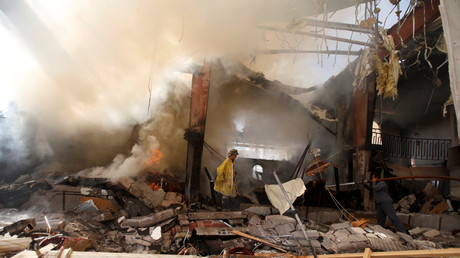 Les pompiers éteignent un incendie causé par une frappe aérienne de la coalition arabe dans la capitale yéménite Sanaa, le 9 octobre 2016