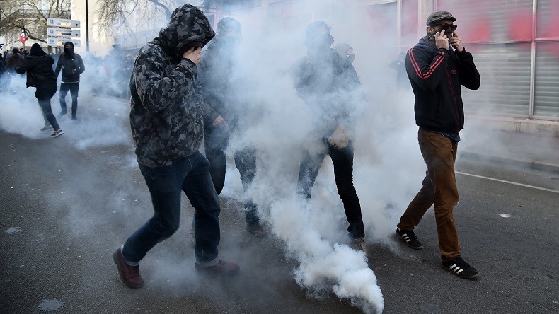 Bombes incendiaires, mortier et lacrymogène : la manifestation anti-FN de Nantes dégénère (IMAGES)