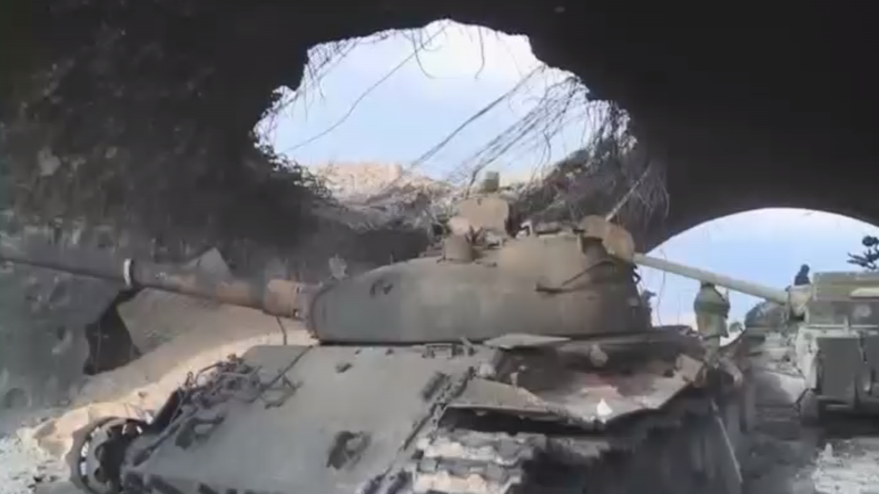 Une équipe de RT parmi les chars carbonisés de Daesh prise pour cible à Palmyre (VIDEO EXCLUSIVE)