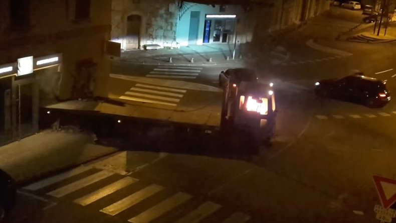 Des braqueurs tentent de dévaliser une banque avec un camion bélier et repartent bredouille (VIDEO)