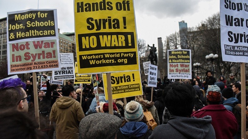 Les Américains descendent dans les rues pour protester contre les frappes en Syrie (IMAGES)
