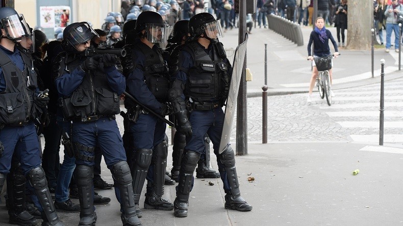 Lacrymogène et projectiles : des manifestants affrontent la police à Paris avant l'élection (VIDEO)