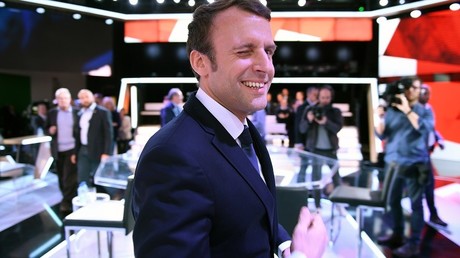 Emmanuel Macron, alors candidat à la présidentielle, fait un clin d’œil à la caméra avant l'Emission Politique sur France 2