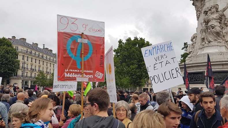 Des centaines de manifestants à Paris contre l'instauration d'un «état d'urgence permanent» (IMAGES)