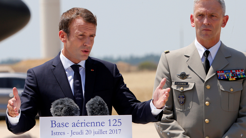 A Istres, Emmanuel Macron veut sauver les meubles après la démission du général de Villiers 