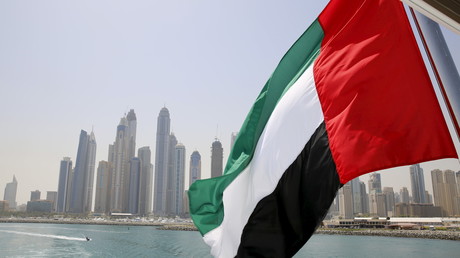 Drapeau des Emirats arabes unis flottant au large de Dubaï