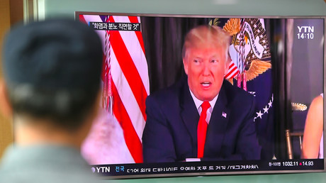 Un homme à Séoul regarde le discours de Donald Trump à l'encontre de la Corée du Nord à la télévision.